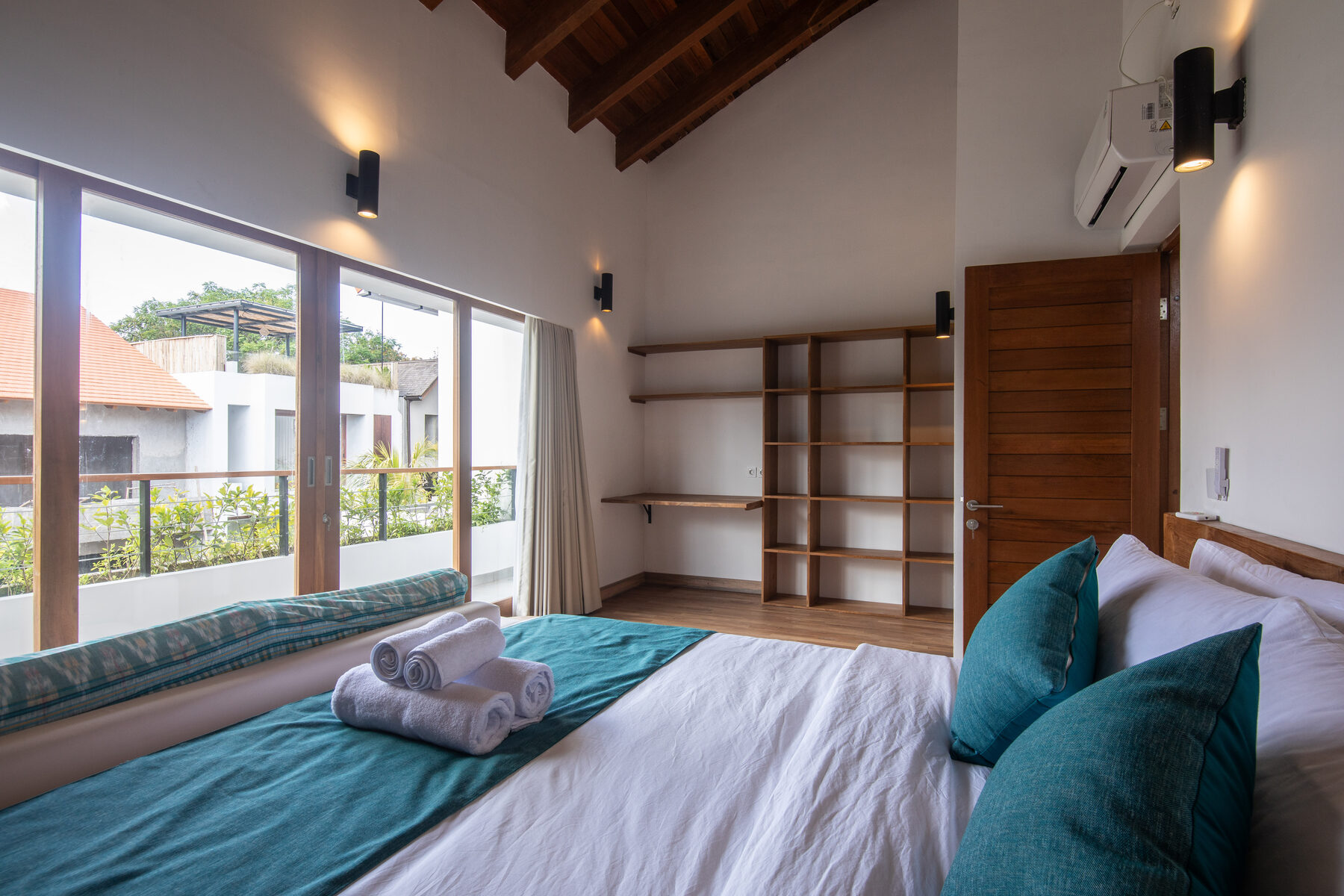 Villa 1 — dormitorio principal ventana